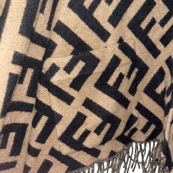FENDI Poncho
Brown cashmere - Picture 5 of 8